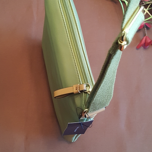 🔴SOLD🔴Tommy Hilfiger Nylon Green Purse - Picture 5 of 10